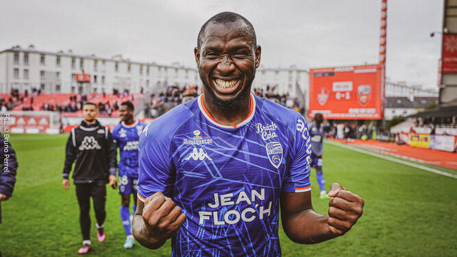 El delantero malí Ibrahima Kone celebra un triunfo como visitante con el Lorient en la Ligue 1.
