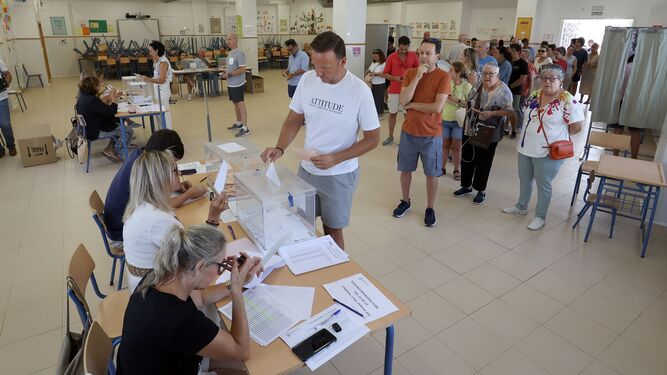 Colas para votar en un colegio electoral de Jerez.
