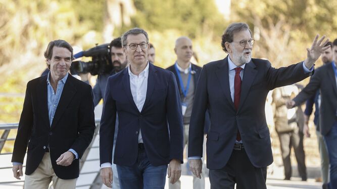 José María Aznar, Alberto Núñez Feijóo y Mariano Rajoy, en la reunión intermunicipal del PP que se celebró en febrero pasado en Valencia.