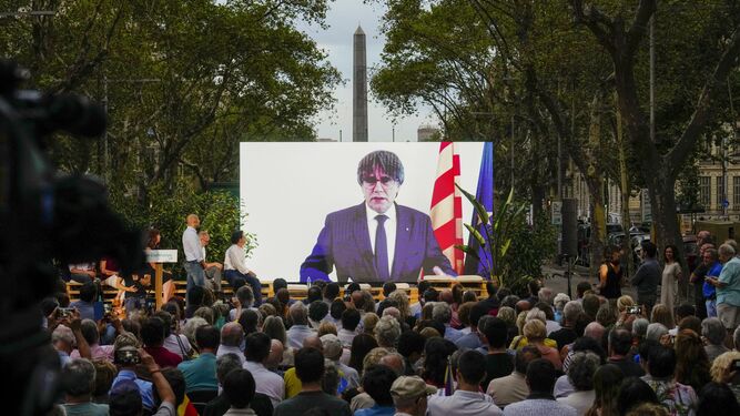 Puigdemont participa por videollamada en un acto de campaña de Junts.