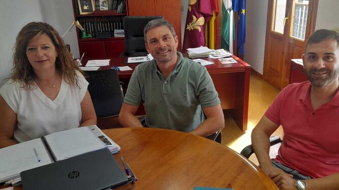 Sergio Domínguez, CEO de Total Sport Mediterranean, con el alcalde de Los Gallardos y su concejala de Deportes.