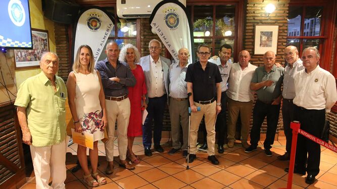 Foto de familia de los expresidentes del Automóvil Club de Almería homenajeados.