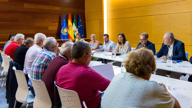 Reunión del gobierno con la federación de vecinos Isla de León.