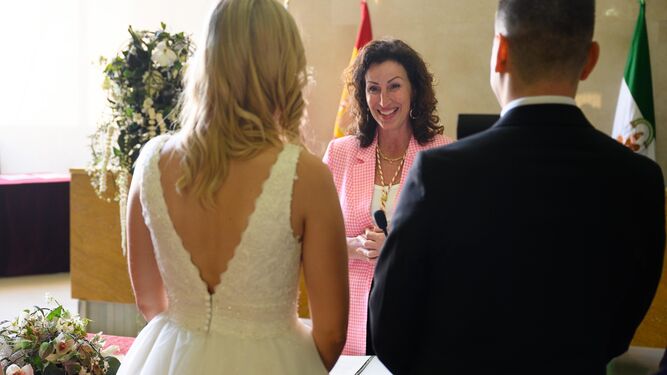 La alcaldesa de Almería, oficiando una boda civil en el Salón de Plenos