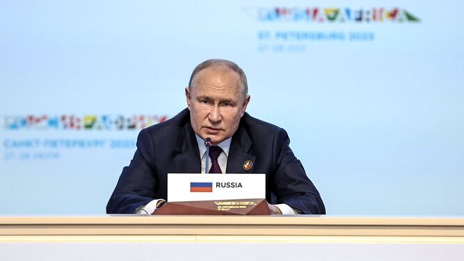 Valdimir Putin se dirige a los líderes africanos durante la cumbre.