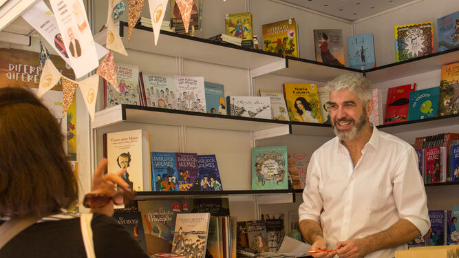 Vicente Fernández Almazán, fotografiado en la pasada Feria del Libro de Madrid, donde firmó ejemplares de ‘Ruido naranja’.