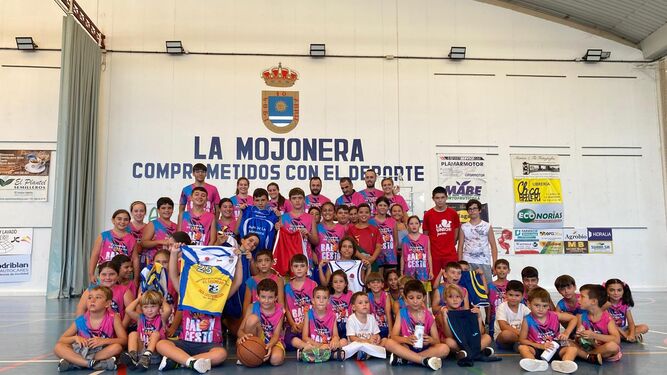 Foto de familia con los participantes del Campus de verano del CB La Mojonera.