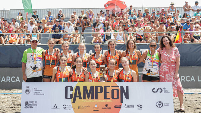 Uno de los equipos campeones en el Campeonato de España de Balonmano Playa recoge su trofeo.