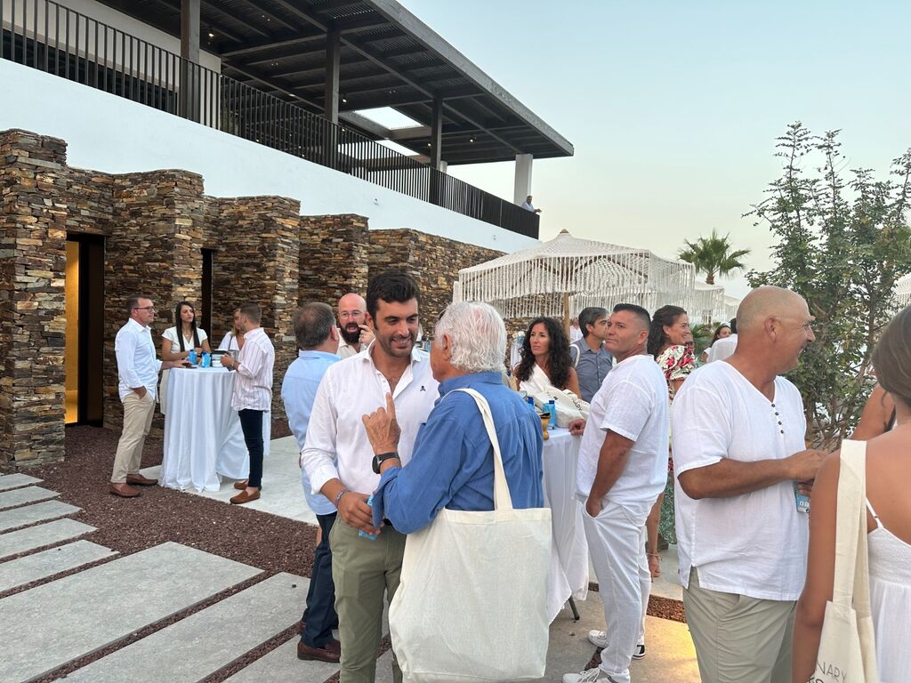 13. Descubre el Club Social de Macenas Mediterranean Resort de Cosentino