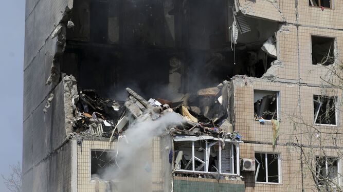 Un misil ruso ataca un edificio residencia ucraniano.