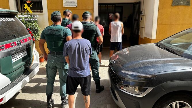 Los detenidos son escoltados hasta el cuartel por la Guardia Civil.