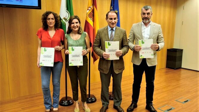 Nuria López, Rocío Blanco, Javier González de Lara y Oskar Martín en la firma del acuerdo contra la siniestralidad laboral en Andalucía.