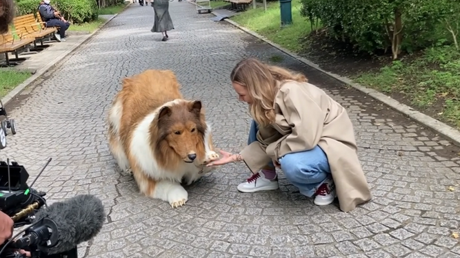 El hombre que pagó 14000 euros para ser un perro da su primer paseo en público