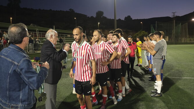 El Sporting de Almería recibiendo el pasado curso la medalla de subcampeón de la Copa de Andalucía en su fase provincia.