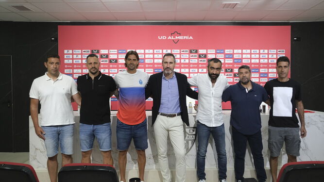 Vicente Moreno, junto a El Assy y parte de su cuerpo técnico, en la presentación del valenciano como entrenador de la UDA
