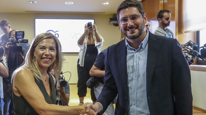 Ana Alós y Alejandro Nolasco tras rubricar el acuerdo.