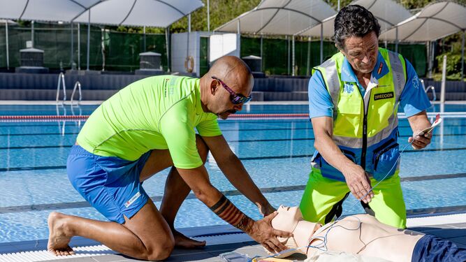 Miembros del SUMMA 112 realizan un simulacro de rescate y reanimación cardiopulmonar (RCP) en caso de ahogamiento