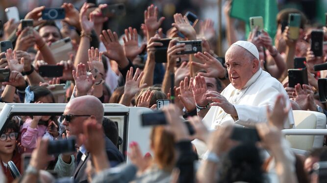 El Papa saluda a los fieles congregados ante el Santuario de Fátima