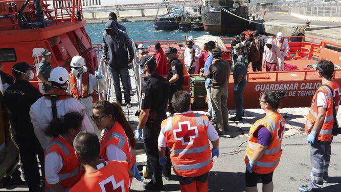 Imagen de archivo de una intervención de Salvamento Marítimo y Cruz Roja.