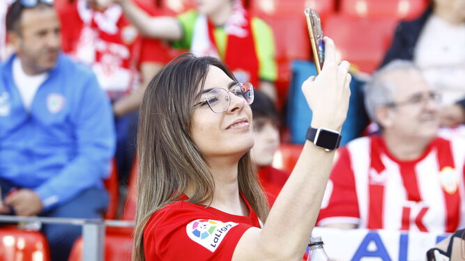 Una aficionada se saca una foto en un partido de la pasada temporada en el Mediterráneo