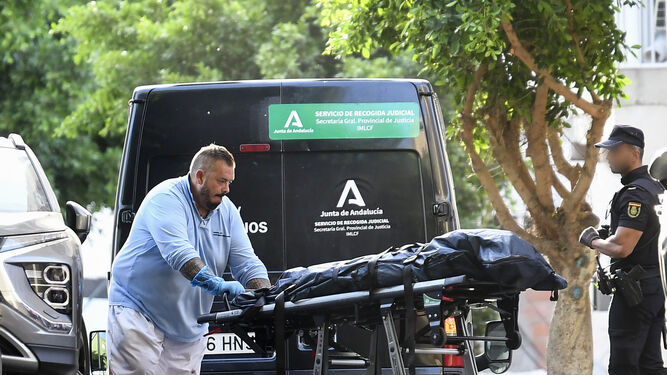 Los servicios funerarios trasladan el cadáver de la víctima al Instituto de Medicina Legal.