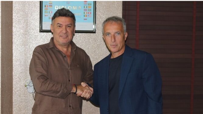 David Fernández Borbalán estrecha la mano a Borislav Mihailov, presidente de la Unión Búlgara de Fútbol.