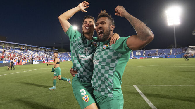 Sousa celebra junto a Robertone el ascenso en Leganés