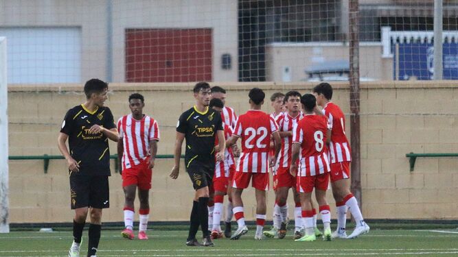 Los jugadores del filial almeriense celebran uno de los goles anotados en el derbi ante el Poli Almería.