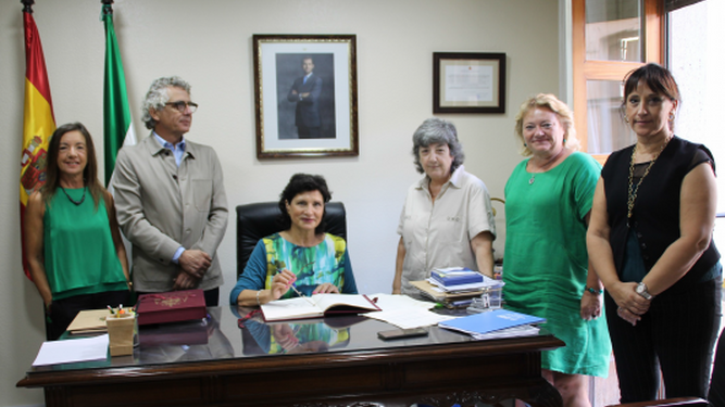 La delegada de Justicia con miembros del Colegio de la Abogacía de Almería.