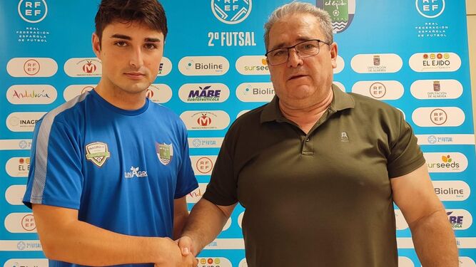 Antonio Morata estrecha la mano al presidente Vicente Puertas tras firmar como nuevo coordinador de la sección Femenina del CD El Ejido Futsal.