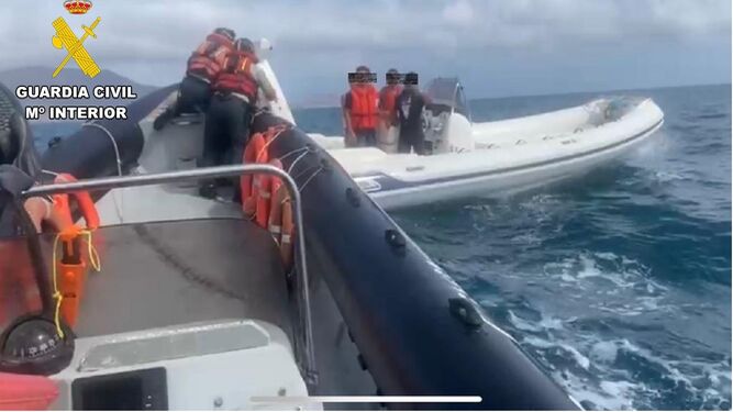 La Guardia Civil intercepta la embarcación robada en Carboneras.