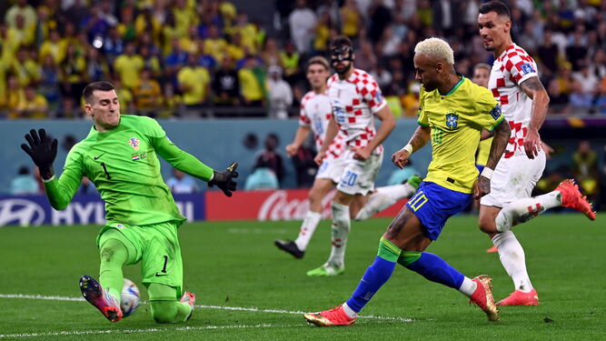 Livakovic le detiene un disparo a Neymar durante el encuentro ante Brasil del pasado Mundial.