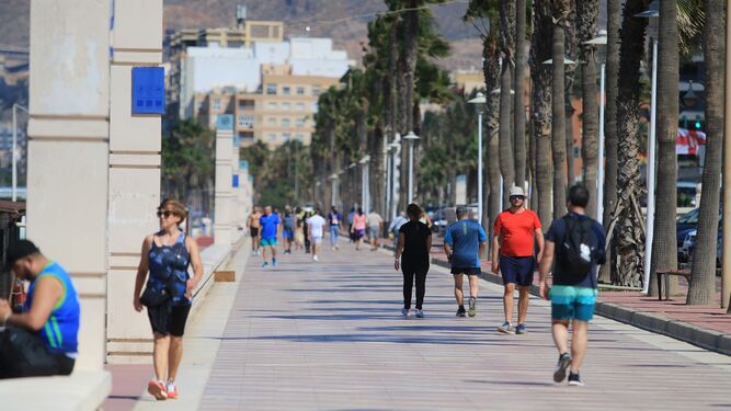 Personas caminando en el Paseo Marítimo de Almería durante una mañana de verano.