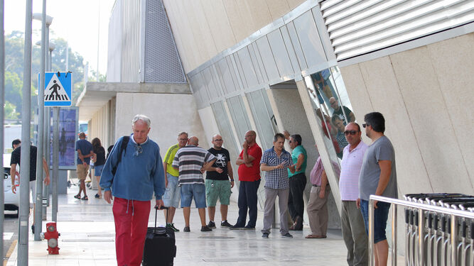 Viajeros a las puertas del Aeropuerto de Almería.