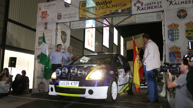 Un automóvil toma salida durante el Rallye Costa de Almería de la pasada edición.