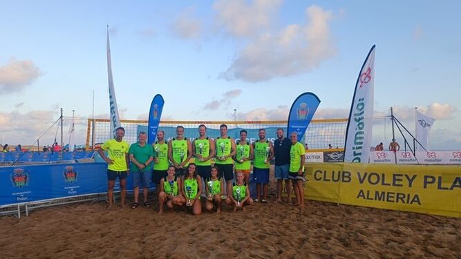 Los campeones de la competición posan con sus respectivos trofeos en la playa de San Juan de los Terreros.