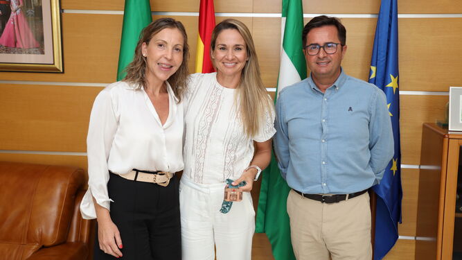 La triatleta María Escudero posa junto al alcalde de El Ejido y la concejal de Deportes durante su recepción.