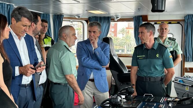 Visita del director general de la Guardia Civil, Leonardo Marcos, en el puerto de Almería.