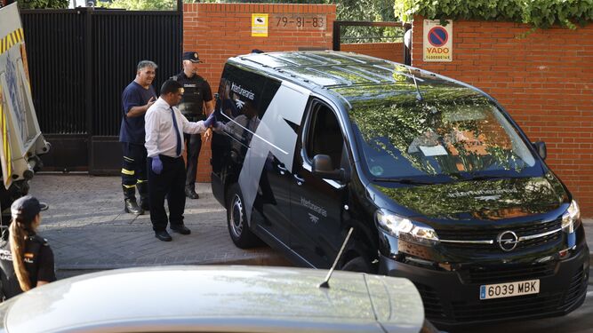 Levantamiento de los cadáveres hallados en una vivienda en Madrid.