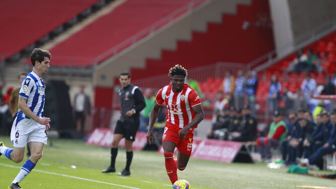 El Bilal Touré se marcha en carrera de un rival en un partido ante la Real Sociedad de la temporada pasada.