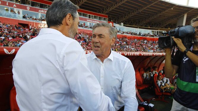Vicente Moreno y Carlo Ancelotti se saludan antes del comienzo del partido entre rojiblancos y blancos.