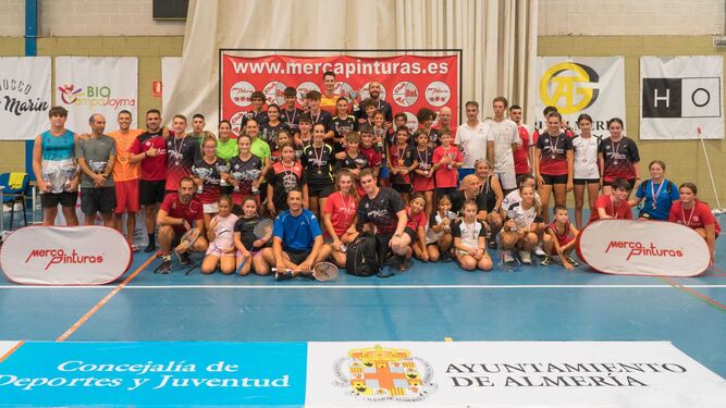 Foto de familia con los distintos ganadores en el XXIII Open Feria de Almería de bádminton.