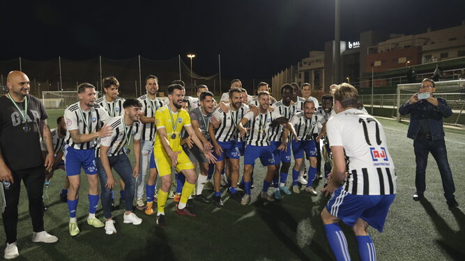 El conjunto blanquinegro levanta en su momento el trofeo  de campeón provincial de la Copa de Andalucía.
