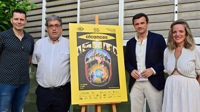 Simón Arrebola, Javier Miranda, Bruno García y Maite González, junto al cartel del 55 Alcances Festival de Cine Documental.