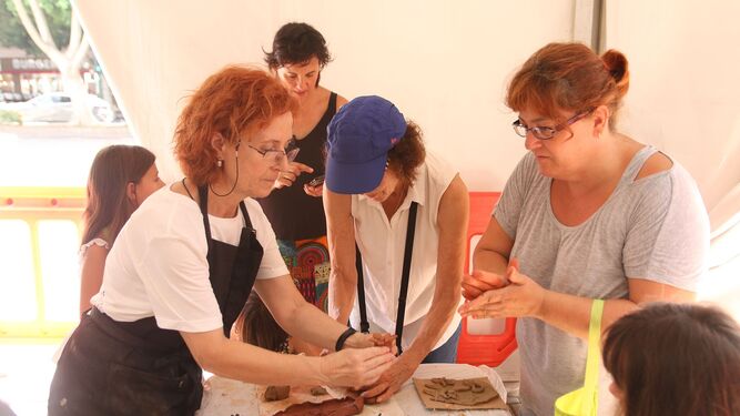 La ceramista Toñi Moya se ha encargado de coordinar los talleres infantiles.