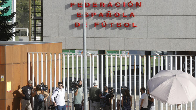 Diferentes medios de comunicación esperan ante la sede de la Federación Española de Fútbol.