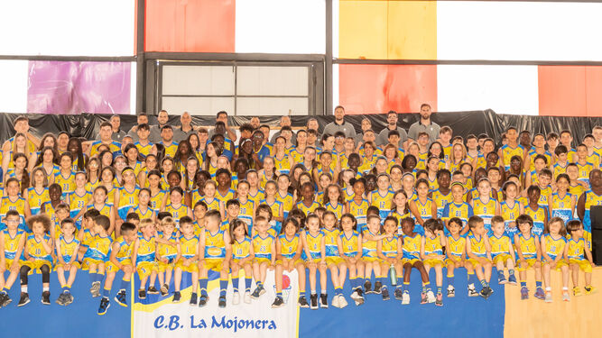 Foto de familia de los equipos del CB La Mojonera en el acto de presentación.