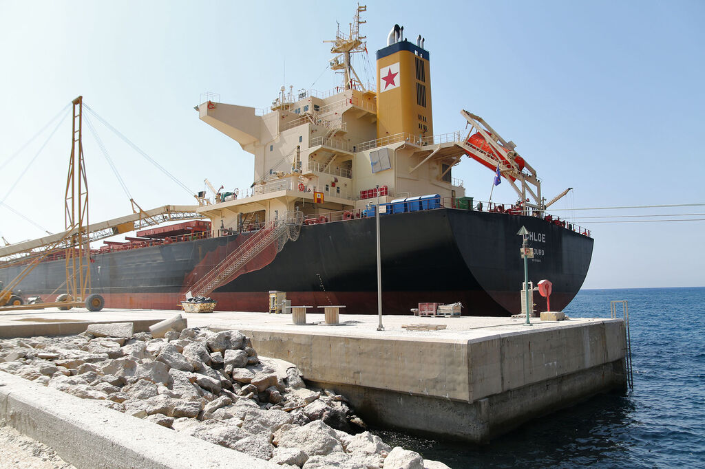 As&iacute; se carga en grandes barcos el yeso de Almer&iacute;a para exportarlo al extranjero