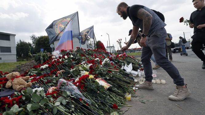 Ciudadanos depositan flores en un improvisado memorial junto a la sede del grupo Wagner en San Petersburgo.