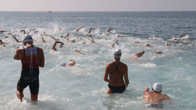 Los nadadores ya en el agua durante el comienzo de una de las pruebas tras dar la salida.